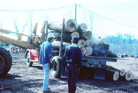 A powered industrial truck pushes the load off the truck. A powered industrial truck pushes the load off the truck.